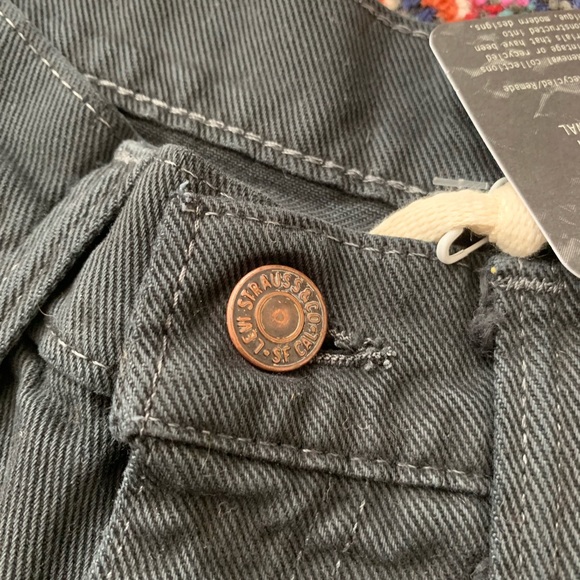 Urban Outfitters Recycled Levi’s Basic Denim Short - Picture 6 of 7